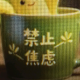 弹钢琴。