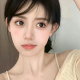 年轻的女人